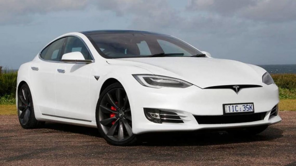 Tesla Model S không hào nhoáng nhưng sở hữu động cơ vô cùng mạnh mẽ